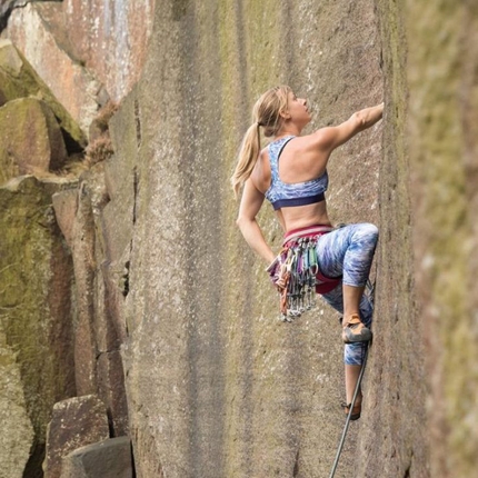 Milano Climbing Expo - Katharina Saurwein in arrampicata nel Peak District in Inghilterra