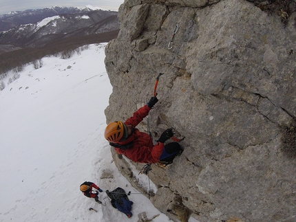 Peschio della Cornacchia, Campocatino, dry-tooling - Peschio della Cornacchia: Carlo Barrini su Hernica Mater 