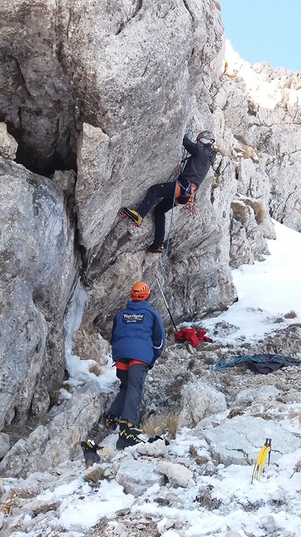 Peschio della Cornacchia, Campocatino, dry-tooling - Peschio della Cornacchia: Giulio Zoppis su Finchè c'è dry c'è speranza 