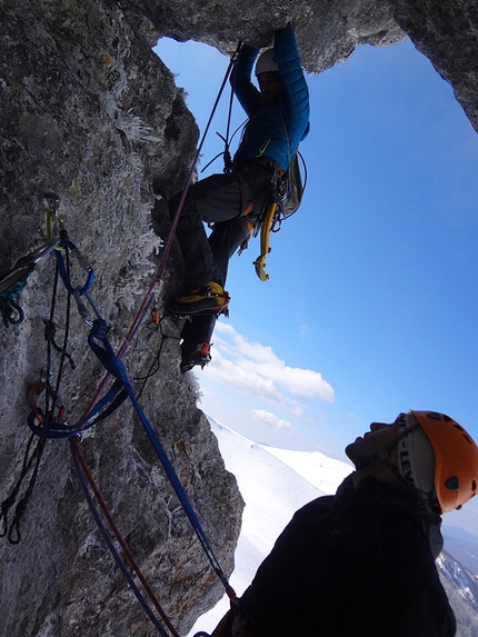 Peschio della Cornacchia, Campocatino, dry-tooling - Peschio della Cornacchia: Massimo Tofani in apertura di L2 di Una cornacchia non fa primavera