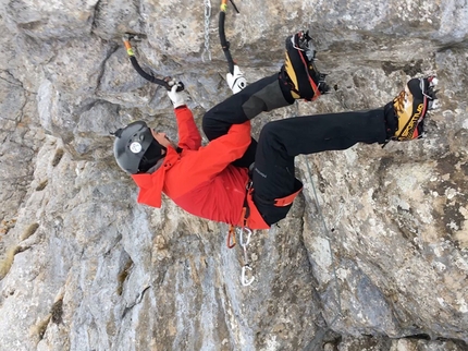 Peschio della Cornacchia, Campocatino, dry-tooling - Peschio della Cornacchia: Massimo Tofani su Gazzosa a josa 