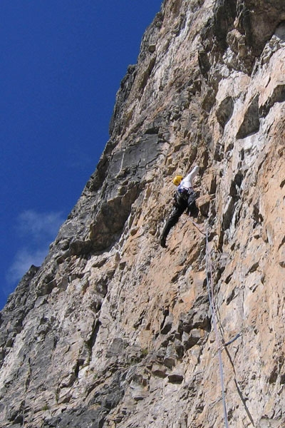 Arrampicate sportive nelle Montagne Friulane - Massimo Candolini sulla via Zanderigo - Lozza, Torre Spinotti.