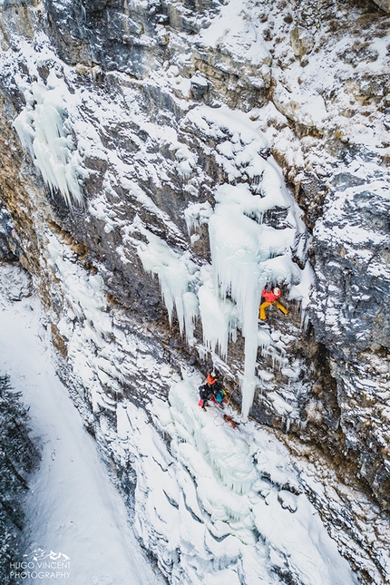 Kandersteg Svizzera cascate di ghiaccio, Simon Chatalan, Jeff Mercier, Ron Koller - Jeff Mercier verso la fine del second tiro di Röstigraben, Oeschinenwald, Kandersteg Svizzera