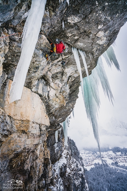 Kandersteg Svizzera cascate di ghiaccio, Simon Chatalan, Jeff Mercier, Ron Koller - Simon Chatelan durante l'apertura del terzo tiro di primo tiro di Röstigraben, Oeschinenwald, Kandersteg Svizzera