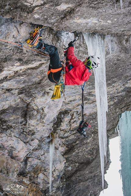 Kandersteg Svizzera cascate di ghiaccio, Simon Chatalan, Jeff Mercier, Ron Koller - Simon Chatelan apre il terzo tiro di primo tiro di Röstigraben, Oeschinenwald, Kandersteg Svizzera