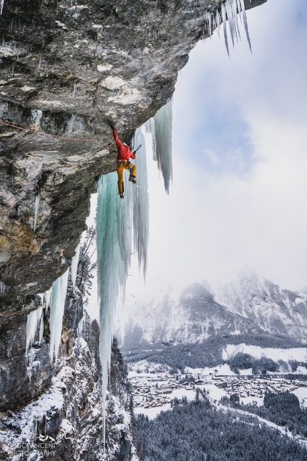 Kandersteg Svizzera cascate di ghiaccio, Simon Chatalan, Jeff Mercier, Ron Koller - Jeff Mercier sale in stile flash il spettacolare tiro chiave di M10+ della via Röstigraben, Oeschinenwald, Kandersteg Svizzera