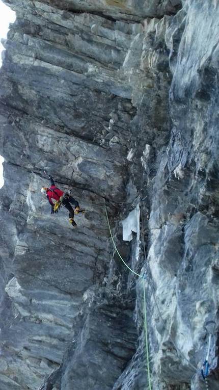 Kandersteg Svizzera cascate di ghiaccio, Simon Chatalan, Jeff Mercier, Ron Koller - Simon Chatalan apre il primo tiro di Loch, Keile et compagnie, Oeschinenwald, Kandersteg Svizzera