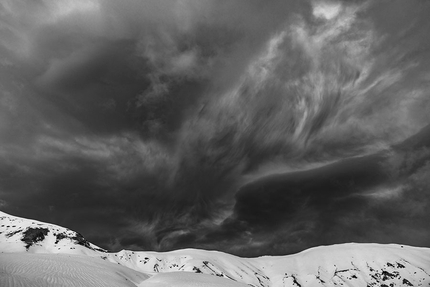 L’idea della Montagna, il Gran Sasso e le foto di Luigi Tassi - Una fenice di ghiaccio allarga le sue ali fra le nubi del Gran Sasso: il drago chiama
