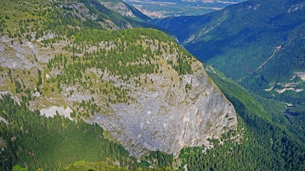 Cima Cee, Dolomiti del Brenta - Cima Cee e il paese di Tuenno