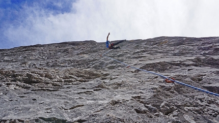 Cima Cee, Dolomiti del Brenta - Appigli Dispersi R. Larcher sul 4°tiro