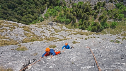 Cima Cee, Dolomiti del Brenta - Maurizio Oviglia e Luca Giupponi sul 7° tiro di  Linea del Tempo