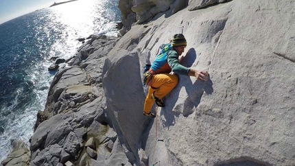 Climbing Sardinia Villasimius, Cala Usai - Maurizio Oviglia climbing Vola Alto (7a)