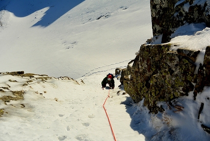 Monte Rondinaio 1,964 m - Canale Cascata Monte Rondinaio parete NE: salendo da secondo sul primo tiro