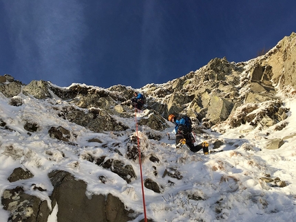 Monte Rondinaio 1,964 m - Canale Cascata Monte Rondinaio parete NE: l'arrivo alla prima sosta.