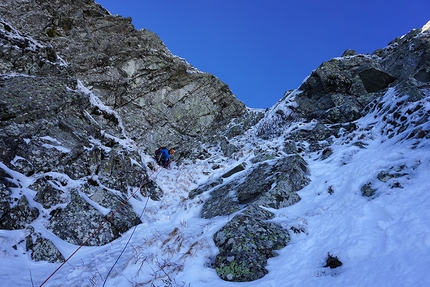 Monte Rondinaio 1,964 m - Monte Rondinaio, Couloir Senza Nome: la sosta presso la parete rocciosa.