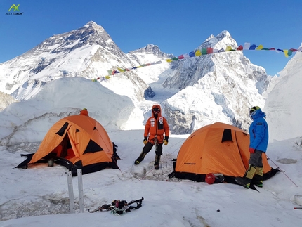 Alex Txikon, Everest winter ascent - Alex Txikon in one of the camps on Pumori, climbed with Ali Sadpara, Nuri Sherpa and Temba Sherpa. In the background, from left to right: Everest, Lhotse and Nuptse