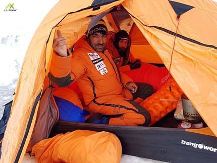 Alex Txikon, Everest winter ascent - Ali Sadpara and Alex Txikon in their tent while climbing Pumori