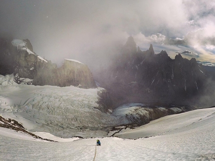 Patagonia, Cerro Adela Sur, Vlad Capusan, Zsolt Török - Durante l'apertura della nuova variante alla via Filo Este sulla montagna Cerro Adela Sur in Patagonia, gennaio 2018