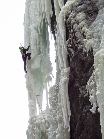 Sottoguda cascate di ghiaccio, Superguda - Matteo Rivadossi sulll'adrenalinica frangia sospesa del Candelone dei Serrai