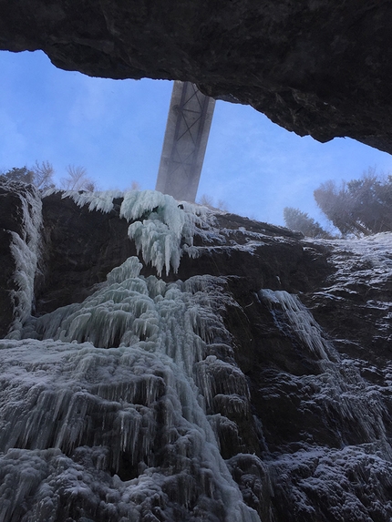 Sottoguda cascate di ghiaccio, Superguda - La cordata Matteo Rivadossi, Alessandro Gennari e Mario Fortunati impegnata sul secondo tiro di Superguda a Sottoguda