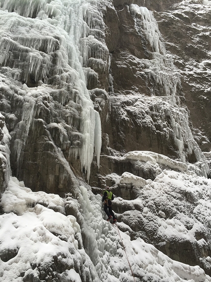 Sottoguda cascate di ghiaccio, Superguda - Matteo Rivadossi sui primi metri di Superguda