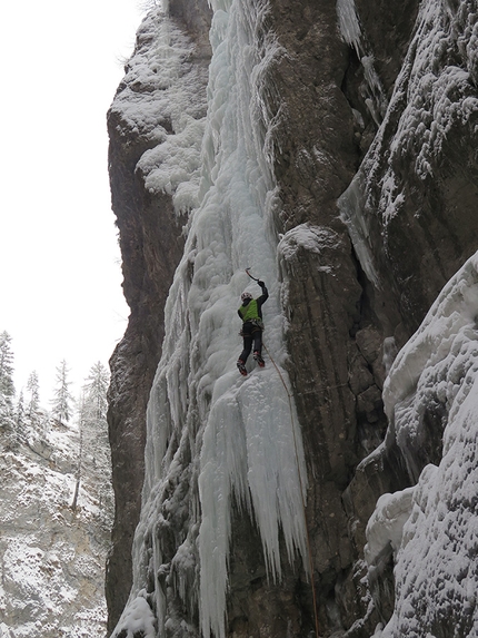 Sottoguda cascate di ghiaccio, Superguda - Matteo Rivadossi sopra la frangia del primo tiro di Superguda