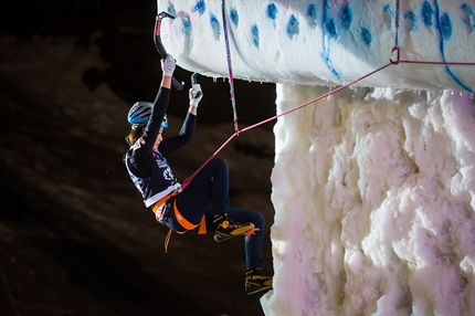 Coppa del Mondo di arrampicata su ghiaccio 2018 - Han Na Rai Song sale verso la vittoria nella seconda tappa della Coppa del Mondo di arrampicata su ghiaccio 2018 a Corvara - Rabenstein