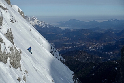 Watzmann Familie Traverse, Ines Papert, Luka Lindić - Luka Lindič climbing the 4th Child of the Watzmann Traverse, Berchtesgaden is visible in the background