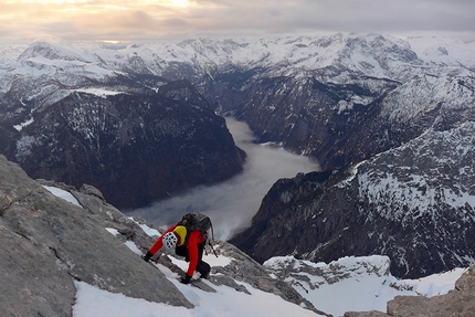 Watzmann Familie Traverse, Ines Papert, Luka Lindić - Ines Papert scrambling down the south-west ridge of Kleiner Watzmann, Königssee nestled down below in the clouds