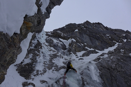 Watzmann Familie Traverse, Ines Papert, Luka Lindić - Ines Papert climbing steep water ice at the start of the East Face of Watzmann Mittelspitze during the winter traverse of the Watzmann Family with Luka Lindić