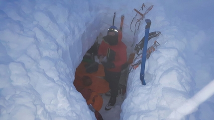 Cerro Torre Patagonia, Manuele Panzeri, Giovanni Giarletta, Tommaso Sebastiano Lamantia - Giovanni Giarletta nella truna 40 metri sotto la cima del Cerro Torre in Patagonia, durante la salita insieme a Manuele Panzeri e Tommaso Sebastiano Lamantia, gennaio 2018