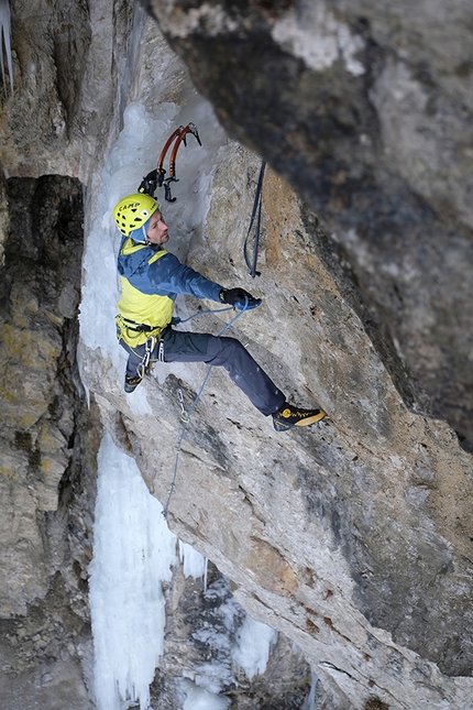 Florian Riegler, Grotta Gampenpass, Passo Palade - Florian Riegler sulla la via Sick and Tired alla Grotta Gampenpass