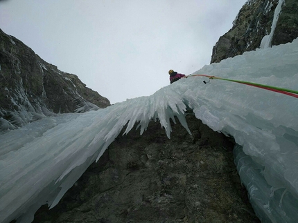 Erzurum, Turchia, Festival di arrampicata su ghiaccio - Anna Torretta durante la prima ripetizione di Cetin, la cascata di ghiaccio aperta in solitaria da Jeff Mercier durante il Festival di arrampicata su ghiaccio 2018 a Erzurum in Turchia