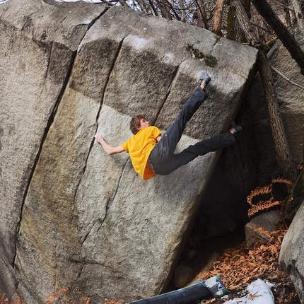 Giuliano Cameroni Cresciano - Giuliano Cameroni libera il boulder Great escape 8B+ a Cresciano in Svizzera, dicembre 2017