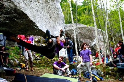 Melloblocco 2010 - Val di Mello - Jorg Verhoeven watching Kilian Fischhuber on 'Rastabilimento'