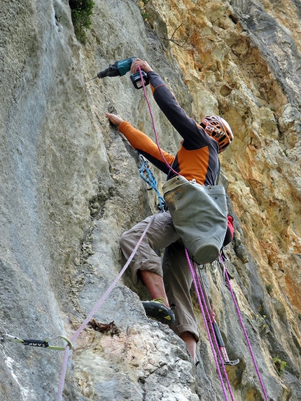 Sardegna arrampicata, Supramonte - Aftermath, Codula di Luna: Matteo Giglio in apertura su L4. 