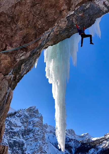 Christoph Hainz, Kurt Astner, Braies, Dolomiti - Kurt Astner senza piedi sulla via New Look New Hook sulla  Croda Scabra, Valle di Braies, Dolomiti