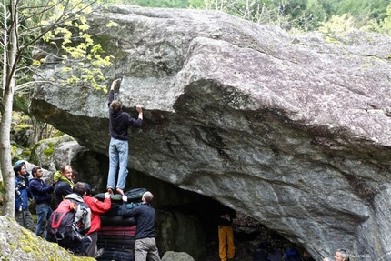 Melloblocco 2010 - Val di Mello - 10 crash-pad per pulire 'Crazy Snake'