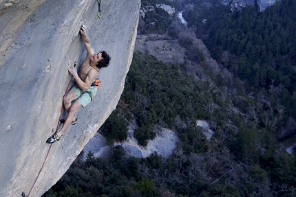 Adam Ondra - Adam Ondra writing climbing history once again: at Saint Léger in France the 25-year old has made a flash ascent of Super Crackinette. This is the first time ever a 9a+ has successfully been flashed.