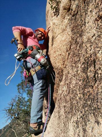 Sardegna arrampicata, Placca dell'Elefante - Fiocco e contro Fiocco (Placca dell'Elefante): Corrado Pibiri in apertura