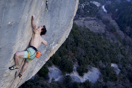 Adam Ondra - Adam Ondra sabato 10 febbraio 2018 effettua la storica prima mondiale in stile flash di una via d’arrampicata sportiva gradata 9a+, Super Crackinette nella falesia di Saint-Léger du Ventoux