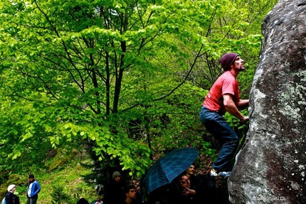 Melloblocco 2010 - Val di Mello - Mauro Calibani... singing in the rain