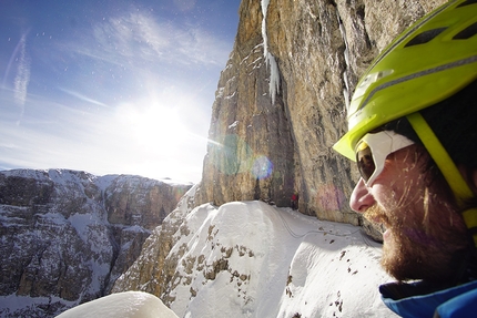 Val Lasties, Sella, Dolomites - Traversing on pitch 2 during the first ascent of Solo per un altro Hashtag in Val Lasties, Sella, Dolomites (Johannes Egger, Jörg Niedermayr, Friedl Brancalion 27/01/2018)