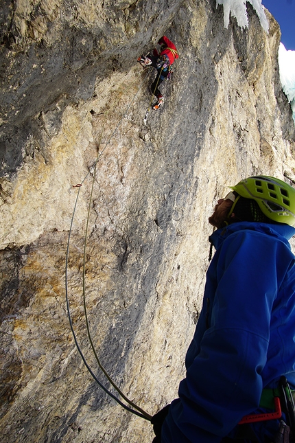 Val Lasties, Sella, Dolomites - Climbing the corner on Solo per un altro Hashtag in Val Lasties, Sella, Dolomites (Johannes Egger, Jörg Niedermayr, Friedl Brancalion 27/01/2018)