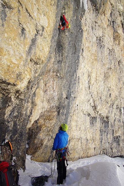 Val Lasties, Sella, Dolomiti - Sul terzo tiro, il diedro, di Solo per un altro Hashtag in Val Lasties, Gruppo del Sella, Dolomiti (Johannes Egger, Jörg Niedermayr, Friedl Brancalion 27/01/2018)