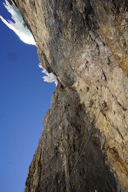 Val Lasties, Sella, Dolomites - Heading towards the ice during the first ascent of Solo per un altro Hashtag in Val Lasties, Sella, Dolomites (Johannes Egger, Jörg Niedermayr, Friedl Brancalion 27/01/2018)