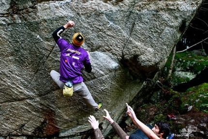 Melloblocco 2010 - Val di Mello - Pietro Tonoli climbing 'Pinna jet'