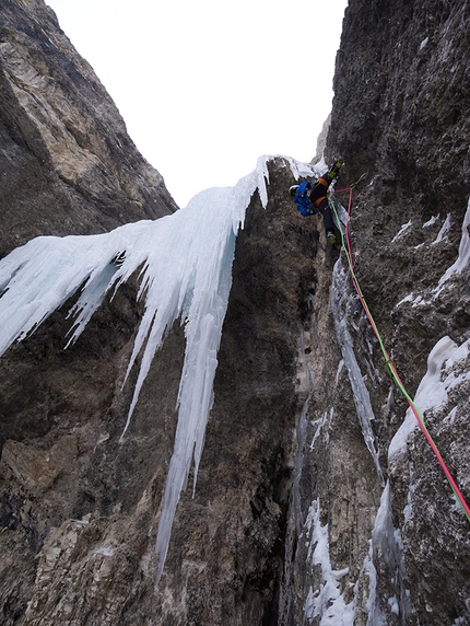 Val Badia, Dolomiti, cascata di ghiaccio, Manuel Baumgartner, Simon Kehrer - Durante la prima salita di Schorschs Weinfall, valle di Longiarü - Antersasc in Val Badia