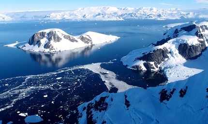 Antarctica, Marek Holeček, Míra Dub, Monte Pizduch - Monte Pizduch, Antarctica: the view onto Lion Island