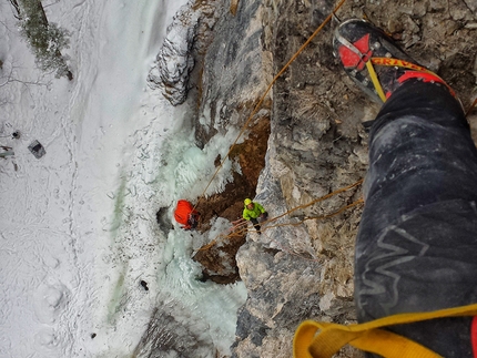 Dolomiti di Brenta, cascate di ghiaccio, Claudio Migliorini - L'ultima Frangia in Val Brenta: guardando verso la sosta durante l'apertura il 07/02/2018